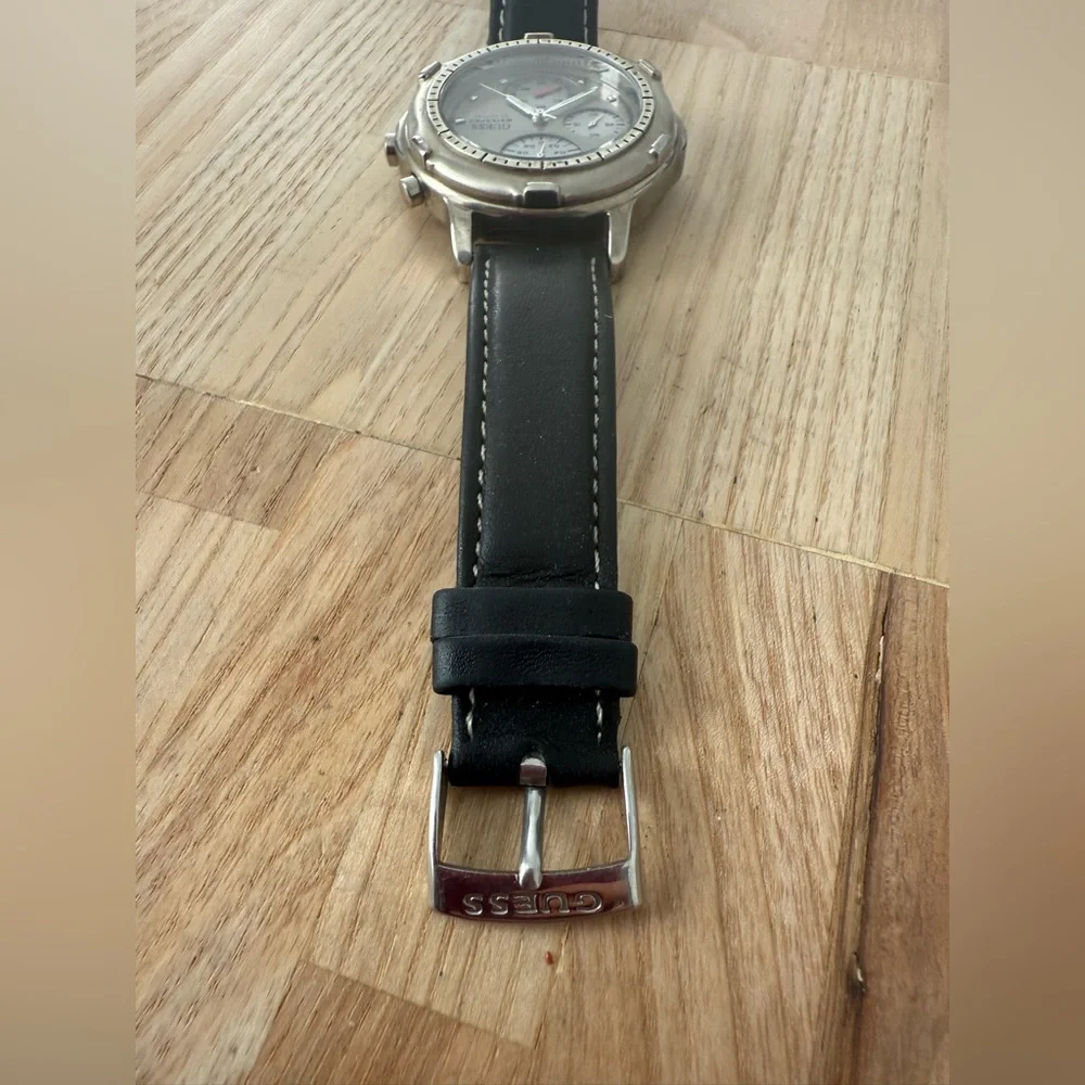 Guess mens waterpro mens black leather sport watch NEW BATTERY